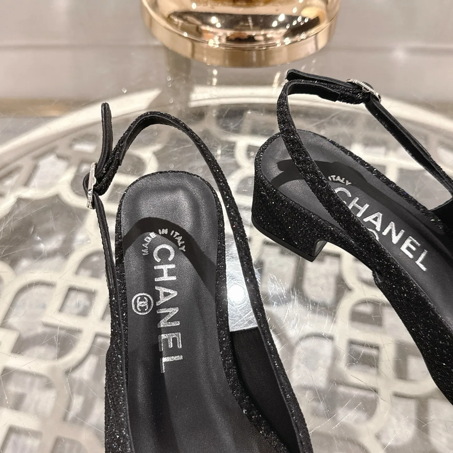 👟👟Ex-factory price 540👟👟 Chanel 𝟐𝟎𝟐𝟓SS spring and summer new double C button Mary Jane 🆕 Xiaoxiang𝐂jia's beautiful Mary Jane sandals are so sweet that they are so beautiful that they have a round square toe design. Cute and cute ~ metal/button logo. The appearance is super online. When you wear it, you will feel like a wealthy daughter. I thought it looked good only when I put it on my feet, I realized how easy it is to wear ~ Upper: Customized lambskin Lining: Sheepskin Outsole: Genuine leather outsole imported from Italy Code number: 35-42 (customized on 40.41.24, non-refundable) Packaging: The latest gift box packaging at the counter